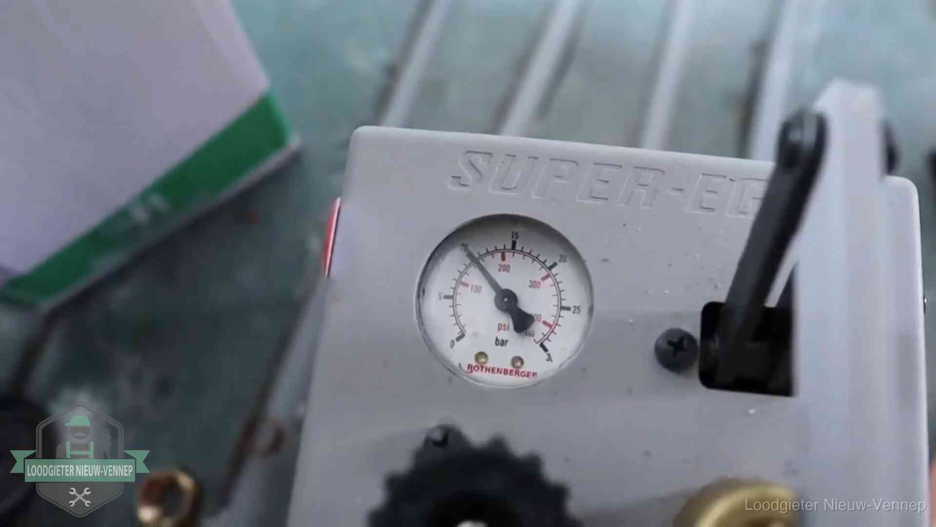 Verzekerd en aansprakelijk in Nieuw-Vennep Manometer van een afperspomp bij controle van nieuw leidingwerk in Nieuw-Vennep