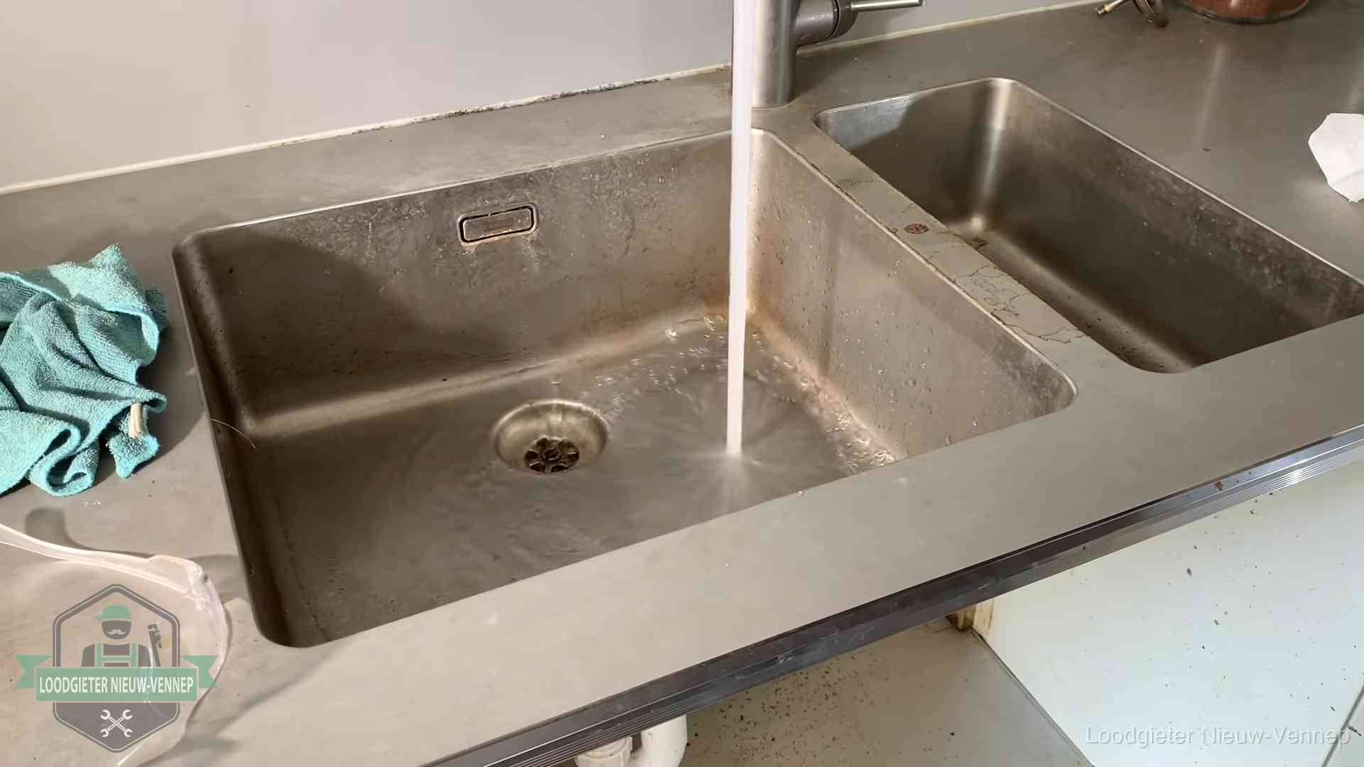 Vastlopende afvoer herkennen in Nieuw-Vennep Doorstroomtest van de afvoer bij een gootsteen in Nieuw-Vennep