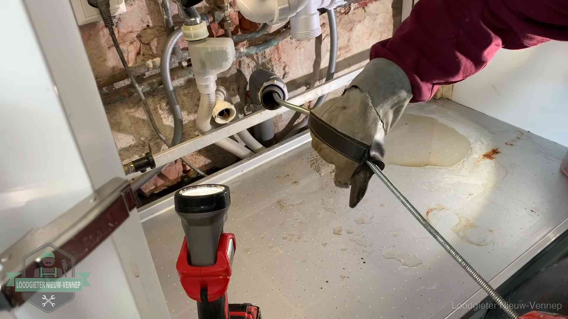 Je riool goed houden in Nieuw-Vennep Ontstoppingsveer wordt preventief door een afvoeraansluiting gehaald in Nieuw-Vennep