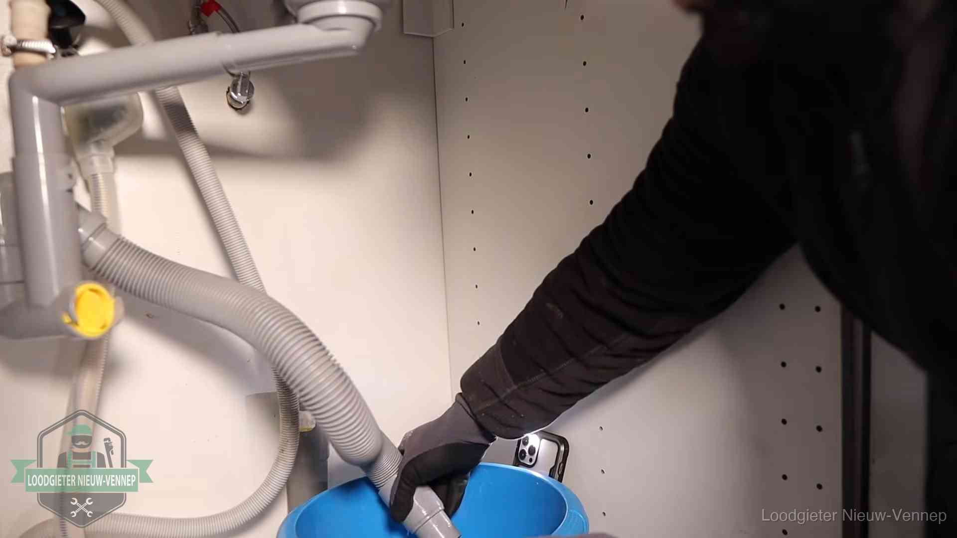 Zelf je afvoer legen in Nieuw-Vennep Afvoerslang loopt leeg in een emmer onder de gootsteen in Nieuw-Vennep, een klus die je zelf kunt doen