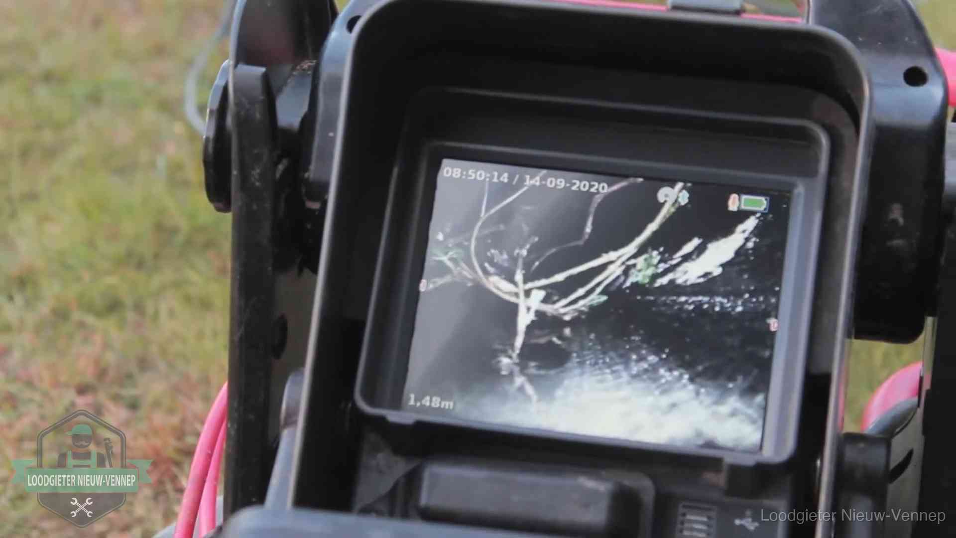 Camera-inspectie van het riool in Nieuw-Vennep Monitor van een rioolcamera toont wortelingroei in de rioolbuis bij een woning in Nieuw-Vennep