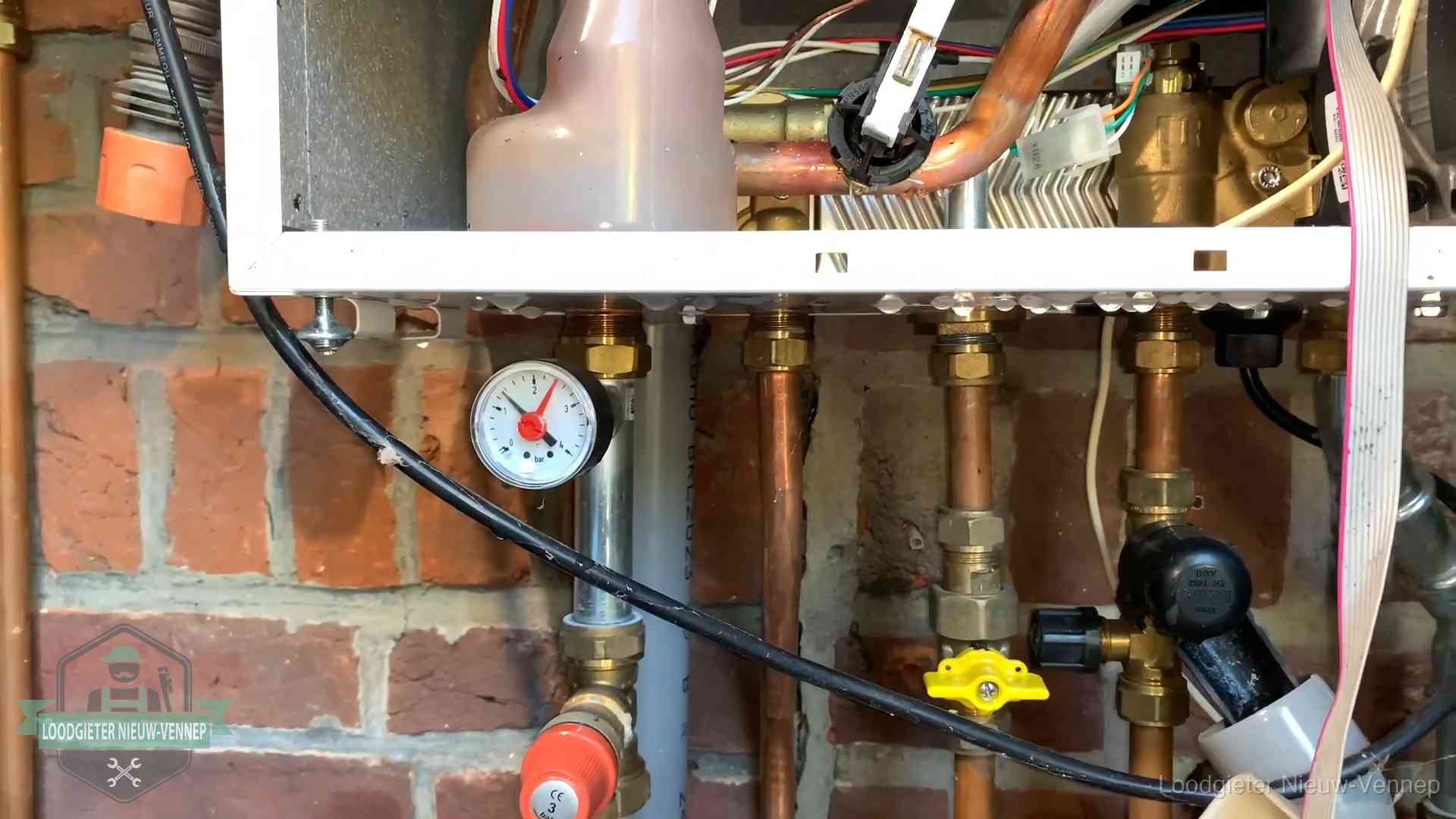 Manometer en aansluitleidingen onder een cv-ketel in Nieuw-Vennep bij controle op drukverlies
