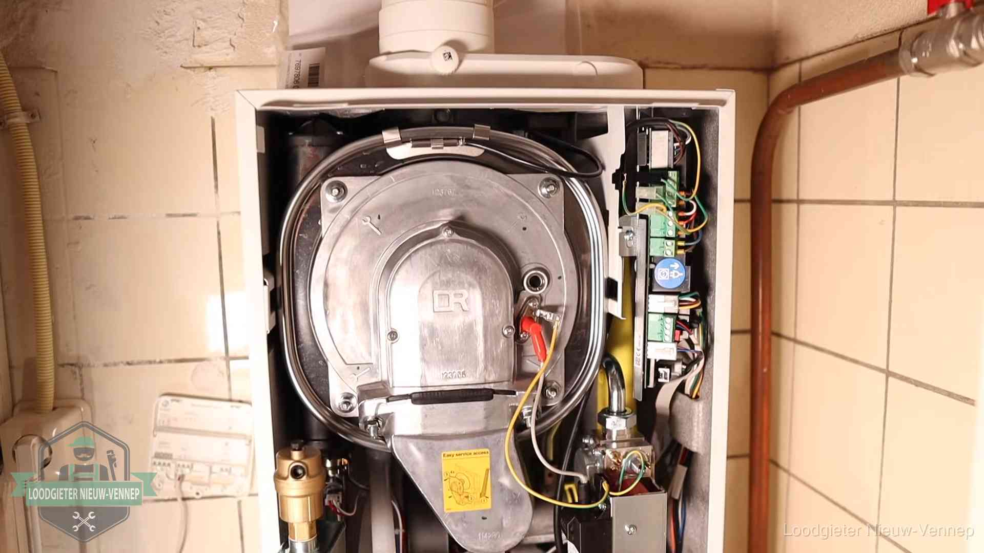 Geopende cv-ketel met warmtewisselaar tijdens periodiek onderhoud in Nieuw-Vennep