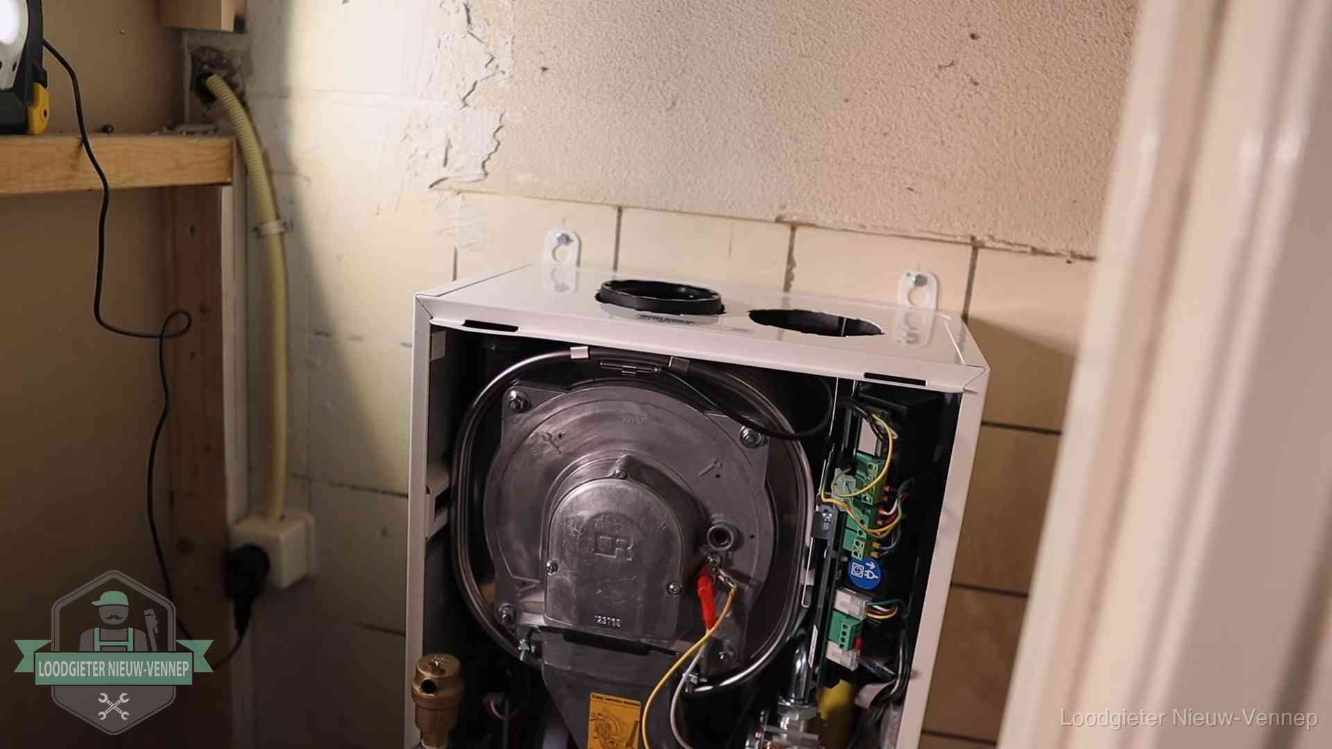 Geopende cv-ketel tijdens een onderhoudsbeurt in Nieuw-Vennep, met brander en warmtewisselaar zichtbaar