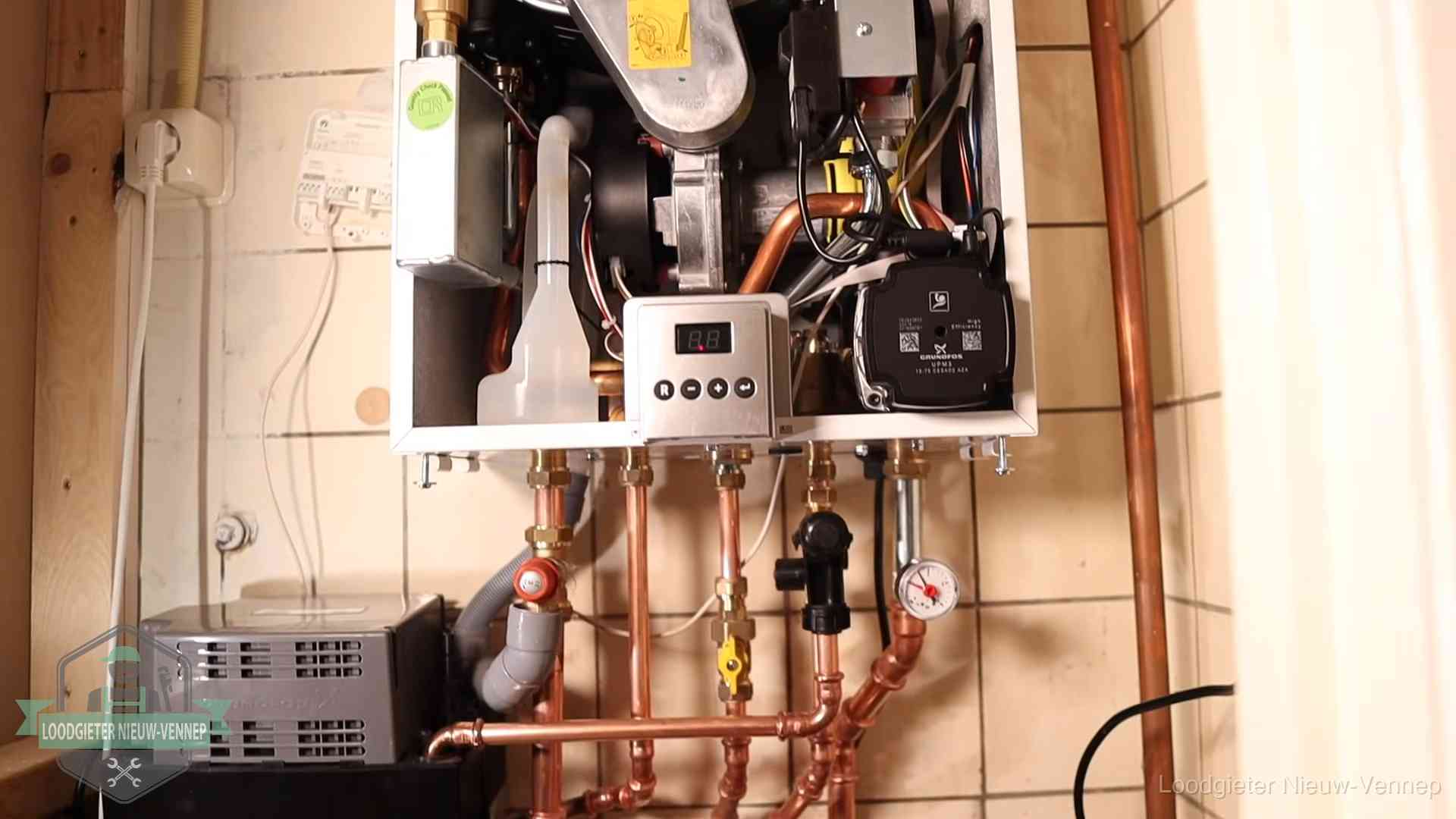 Geopende cv-ketel met brander en cv-pomp tijdens een onderhoudsbeurt in Nieuw-Vennep