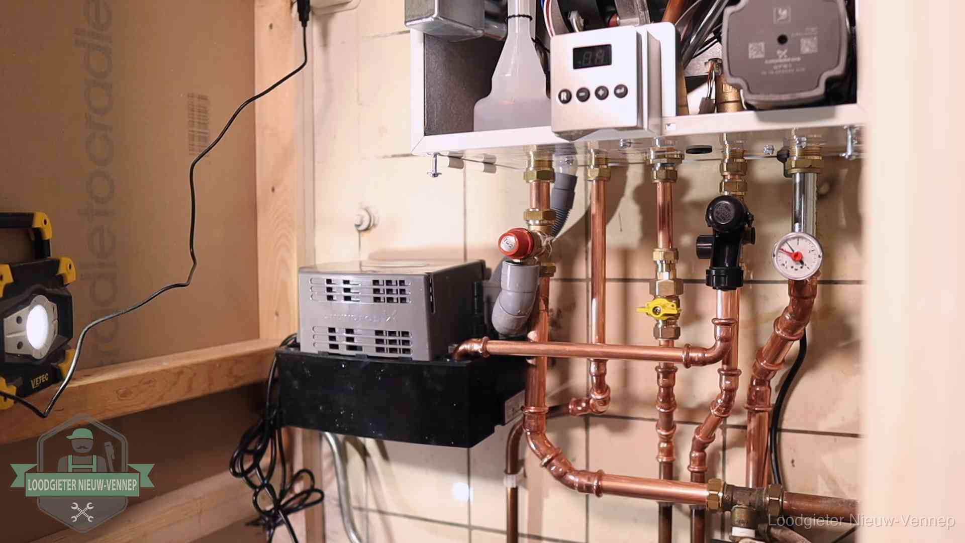 Nieuw koperen leidingwerk met pomp en manometer onder een vervangen cv-opstelling in Nieuw-Vennep