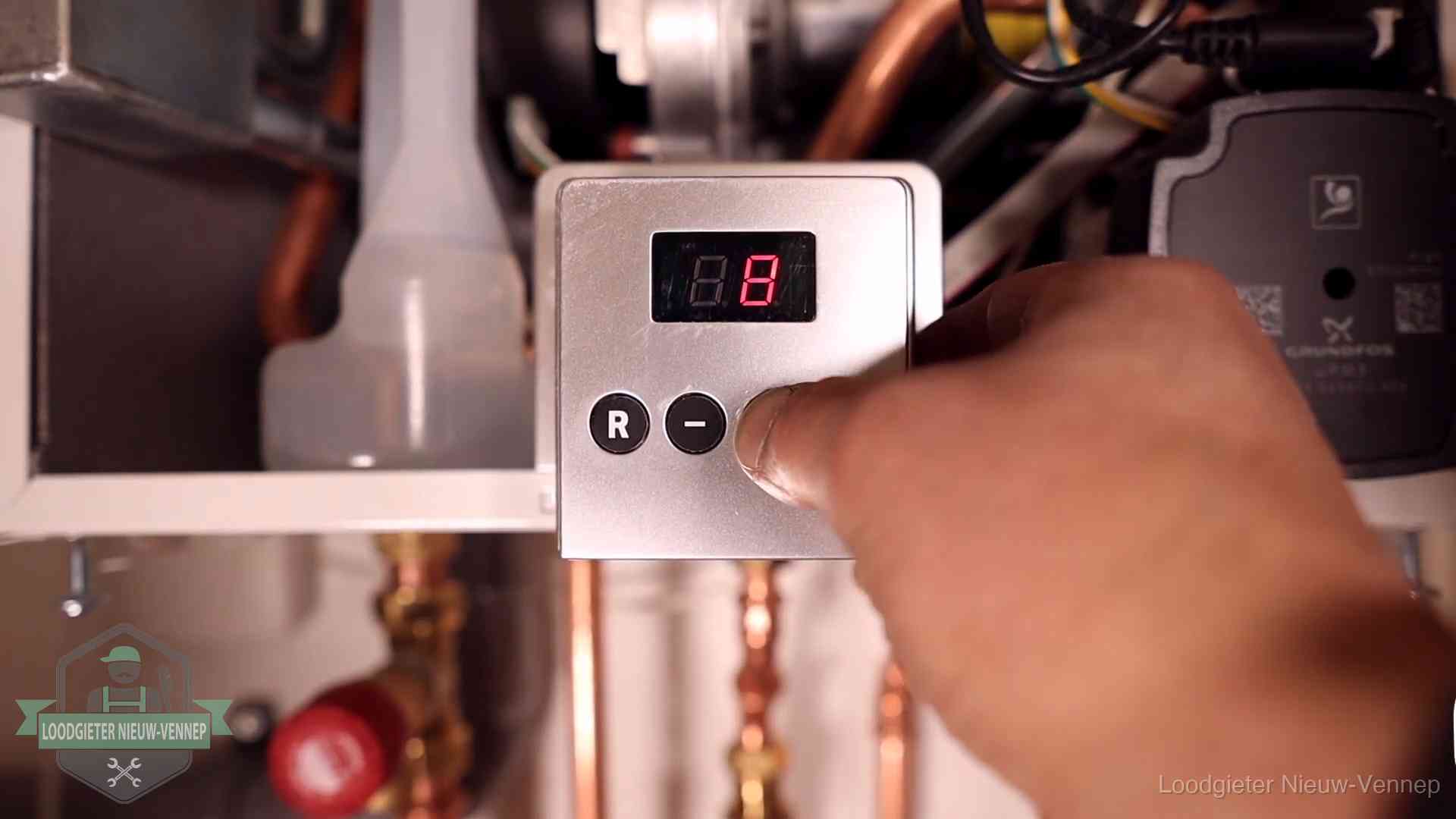 Monteur bedient het display van een cv-ketel bij een storing in Nieuw-Vennep