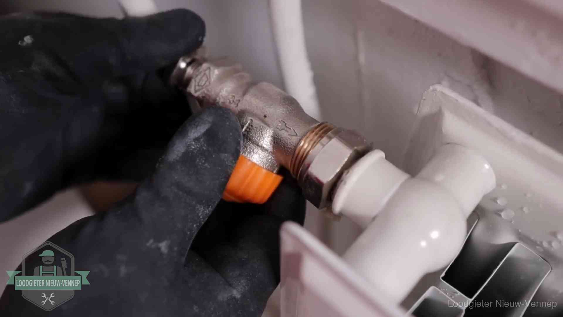 Thermostaatkraan wordt gemonteerd op een radiator in Nieuw-Vennep voor het stookseizoen