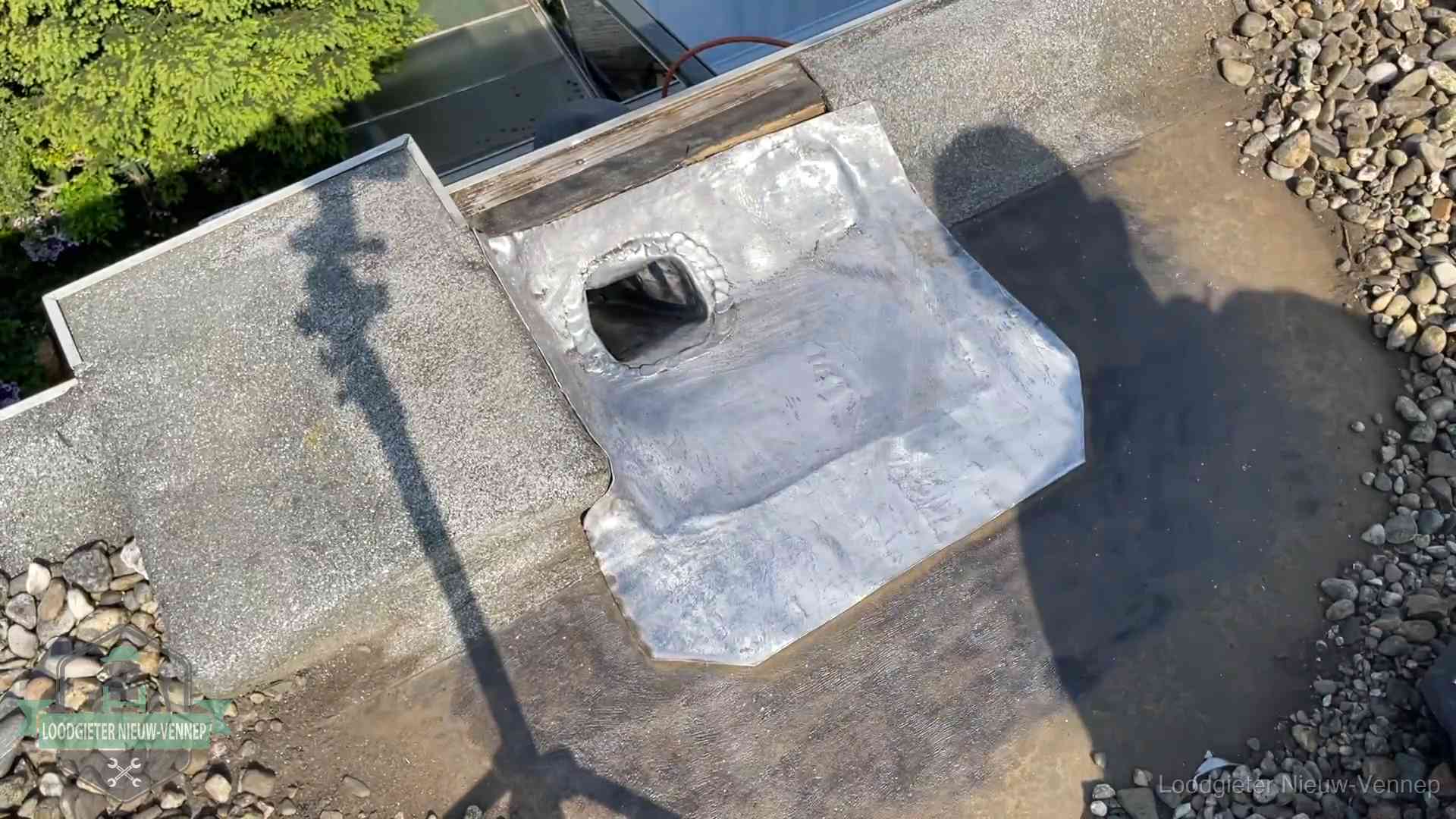 Vers afgedichte dakdoorvoer met lood en zink op een plat dak in Nieuw-Vennep