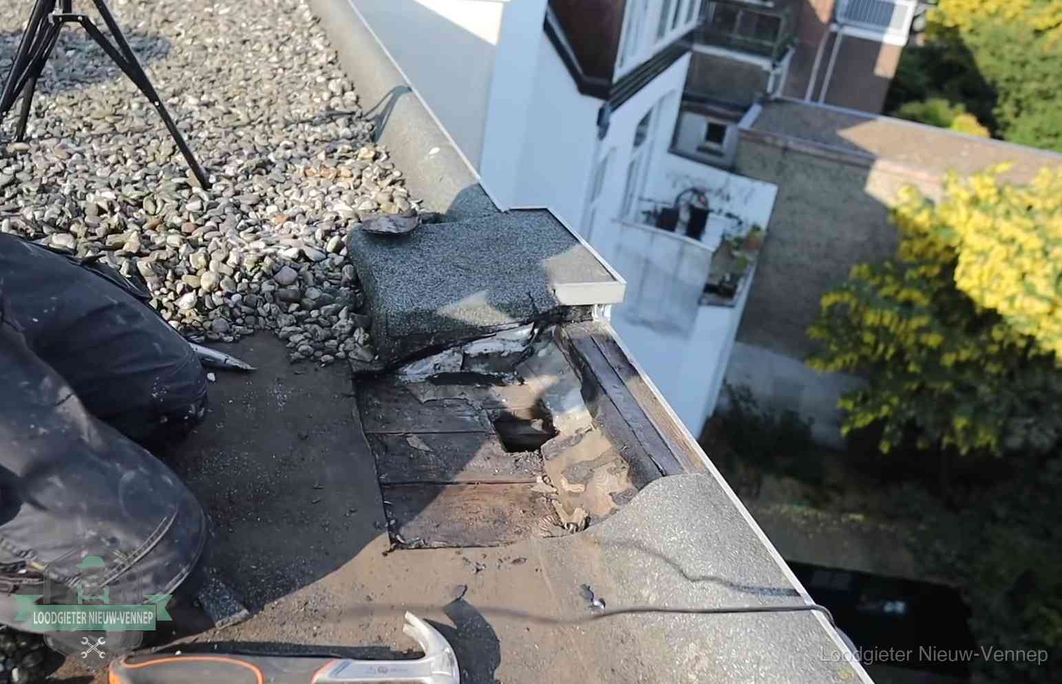 Opengelegde dakrand met verrot dakbeschot door een langdurige daklekkage in Nieuw-Vennep