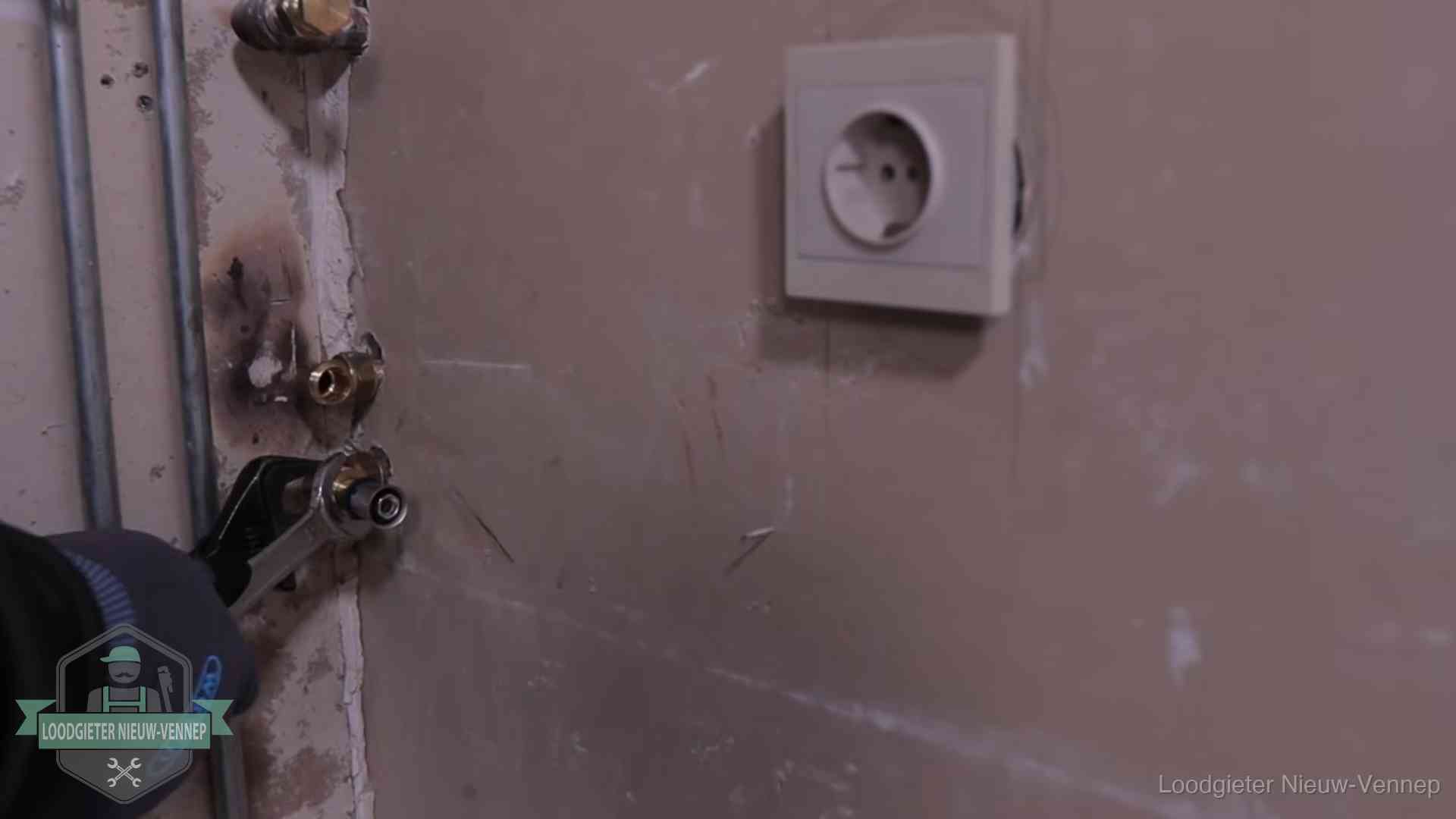 Erkend vakmanschap in Nieuw-Vennep Monteur draait een perskoppeling vast op een leidingaansluiting in Nieuw-Vennep
