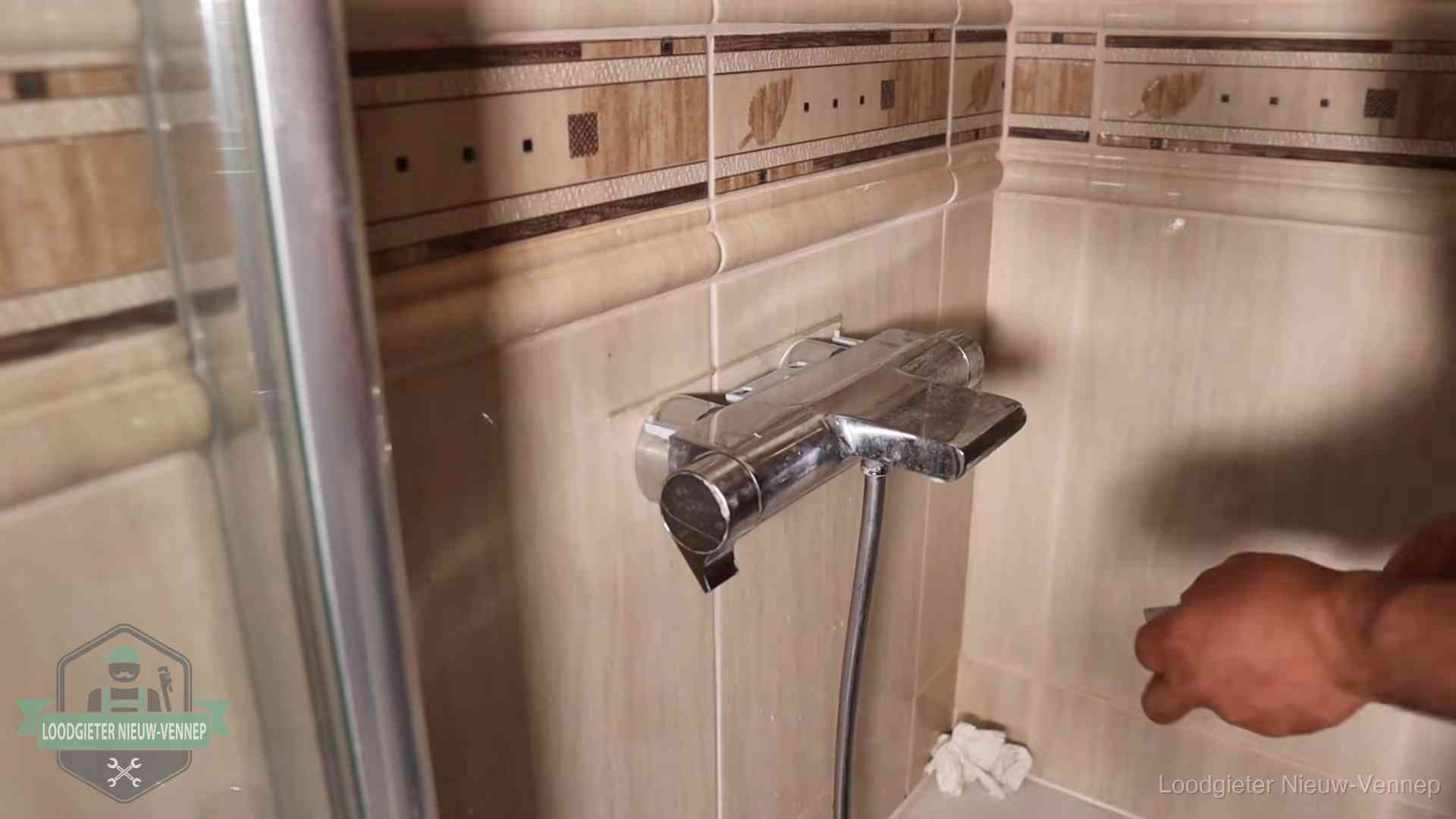 Verkalkte douche-mengkraan in Nieuw-Vennep, hetzelfde kalk dat zich in de warmtewisselaar afzet