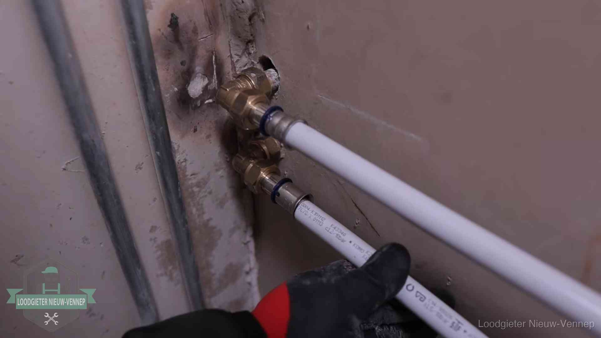 Kwaliteitsnormen voor loodgieterswerk in Nieuw-Vennep Meerlagenbuizen met keurmerk en rvs persfittingen op muuraansluitingen in Nieuw-Vennep