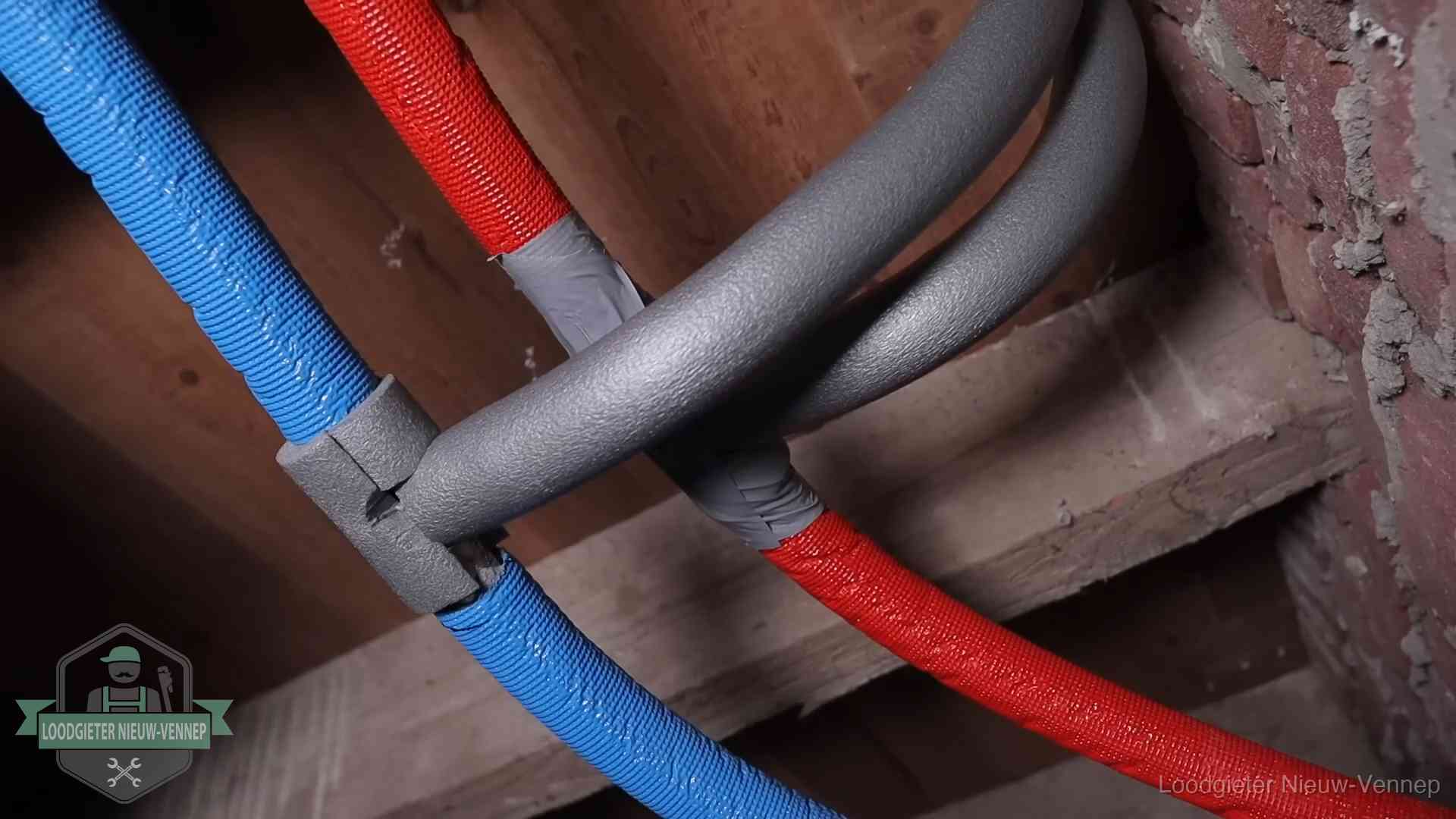 Geïsoleerde waterleidingen langs houten balken tegen bevriezing in Nieuw-Vennep