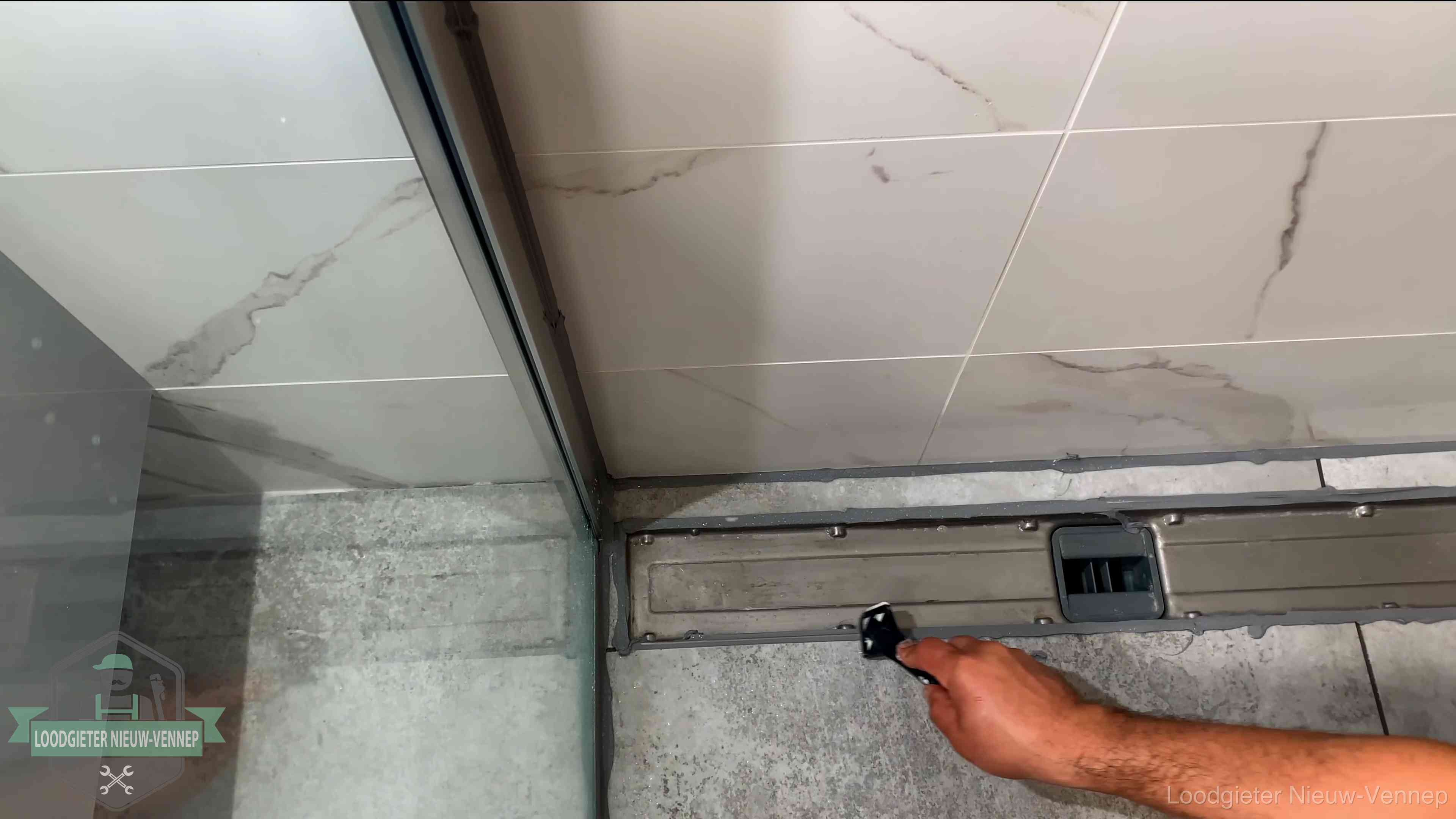 Verse kitrand langs de douchegoot in een betegelde badkamer in Nieuw-Vennep