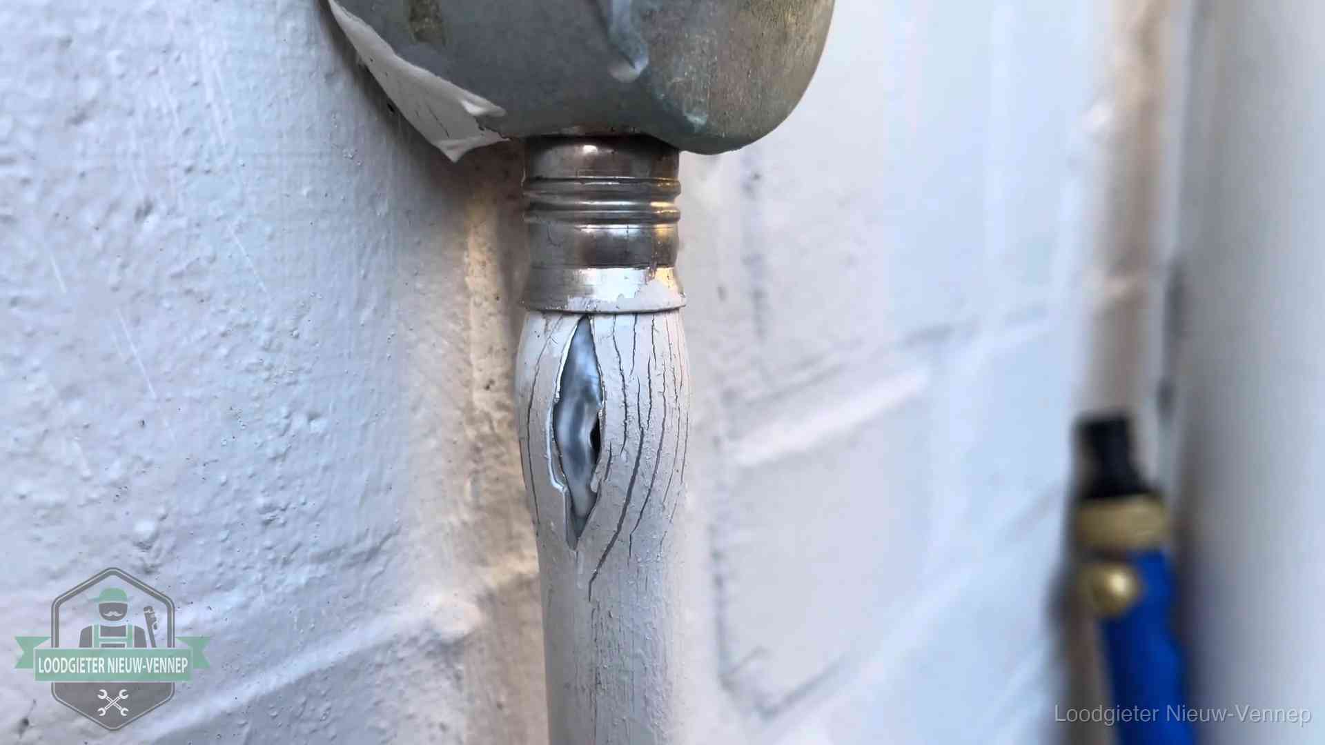 Oude waterleiding in Nieuw-Vennep waar de verf openscheurt, een stille aanwijzing voor een beginnend lek