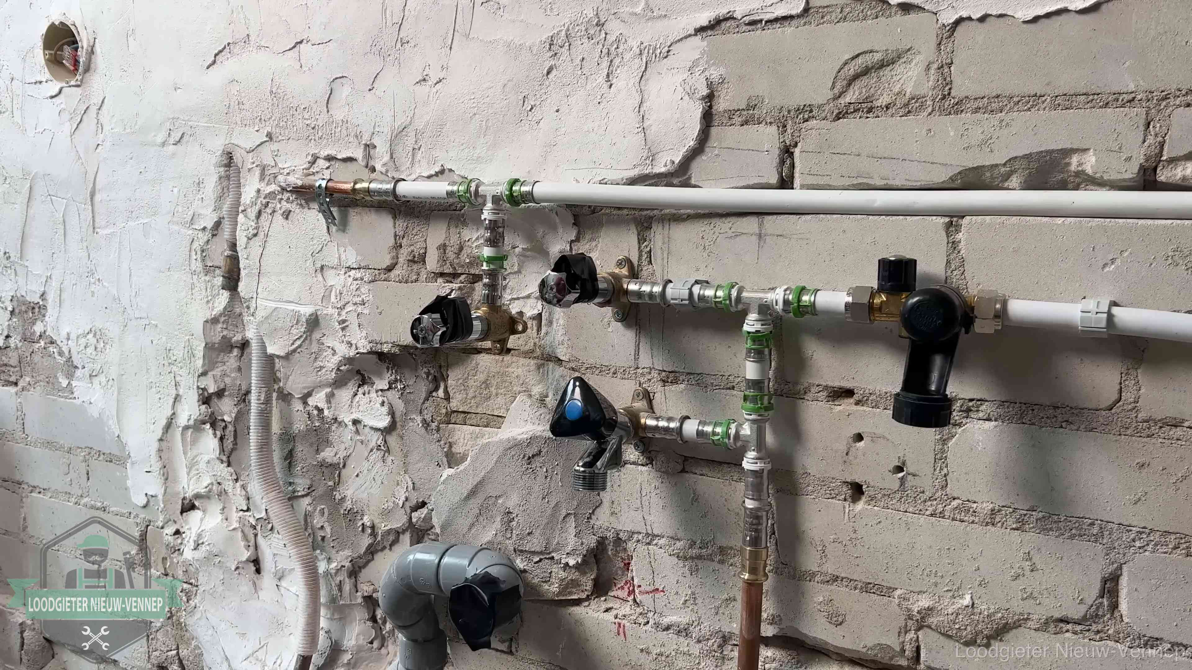 Diensten van ons loodgietersbedrijf in Nieuw-Vennep Nieuw aangelegd leidingwerk met persfittingen tijdens een verbouwing in Nieuw-Vennep