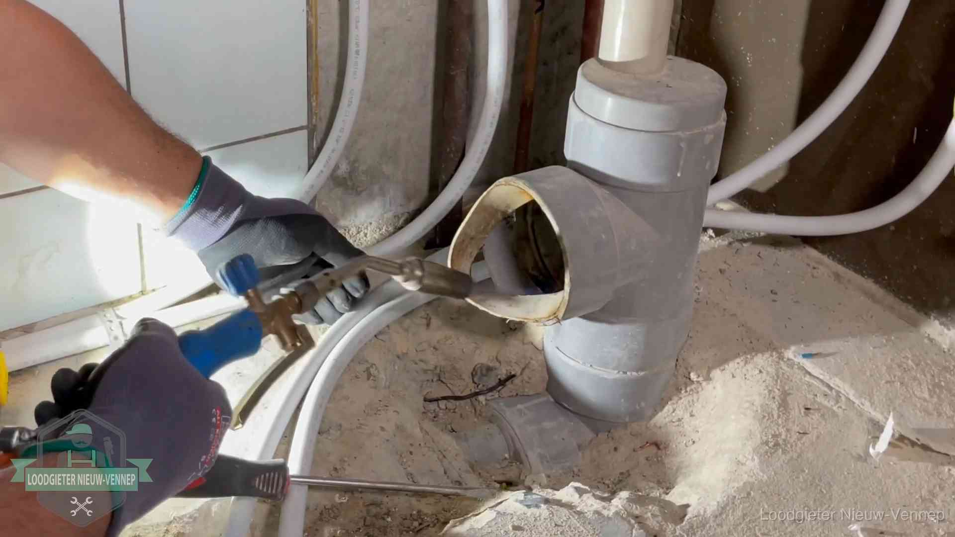 Vakmanschap van onze loodgieters in Nieuw-Vennep Loodgieter werkt met brander en messing kraanwerk aan leidingen in Nieuw-Vennep