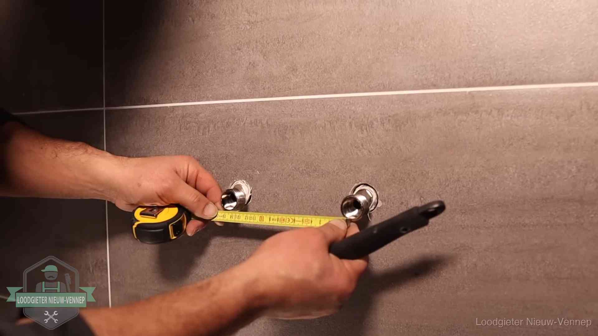 Loodgieter meet de hartafstand van aansluitingen nauwkeurig op in Nieuw-Vennep