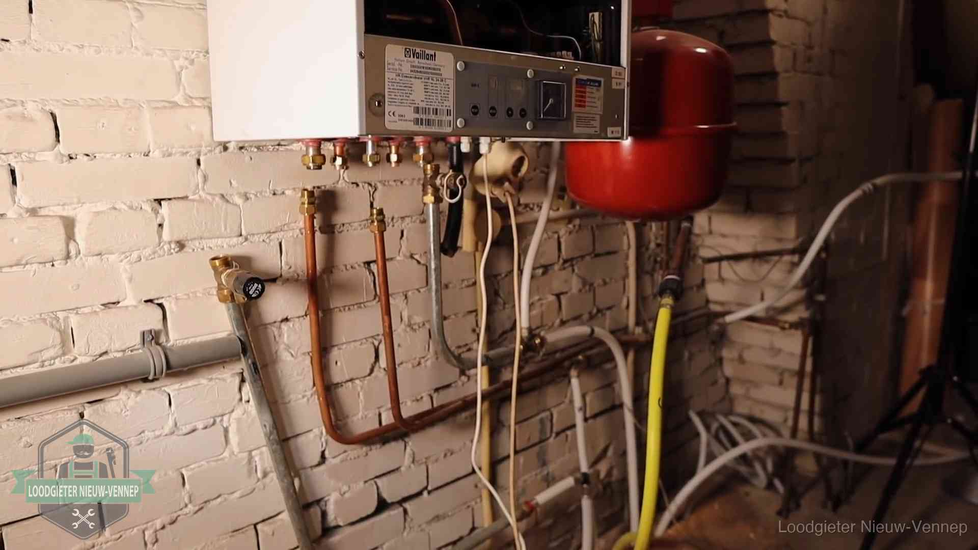 Verouderde cv-ketel met een wirwar van oude leidingen in een woning in Nieuw-Vennep