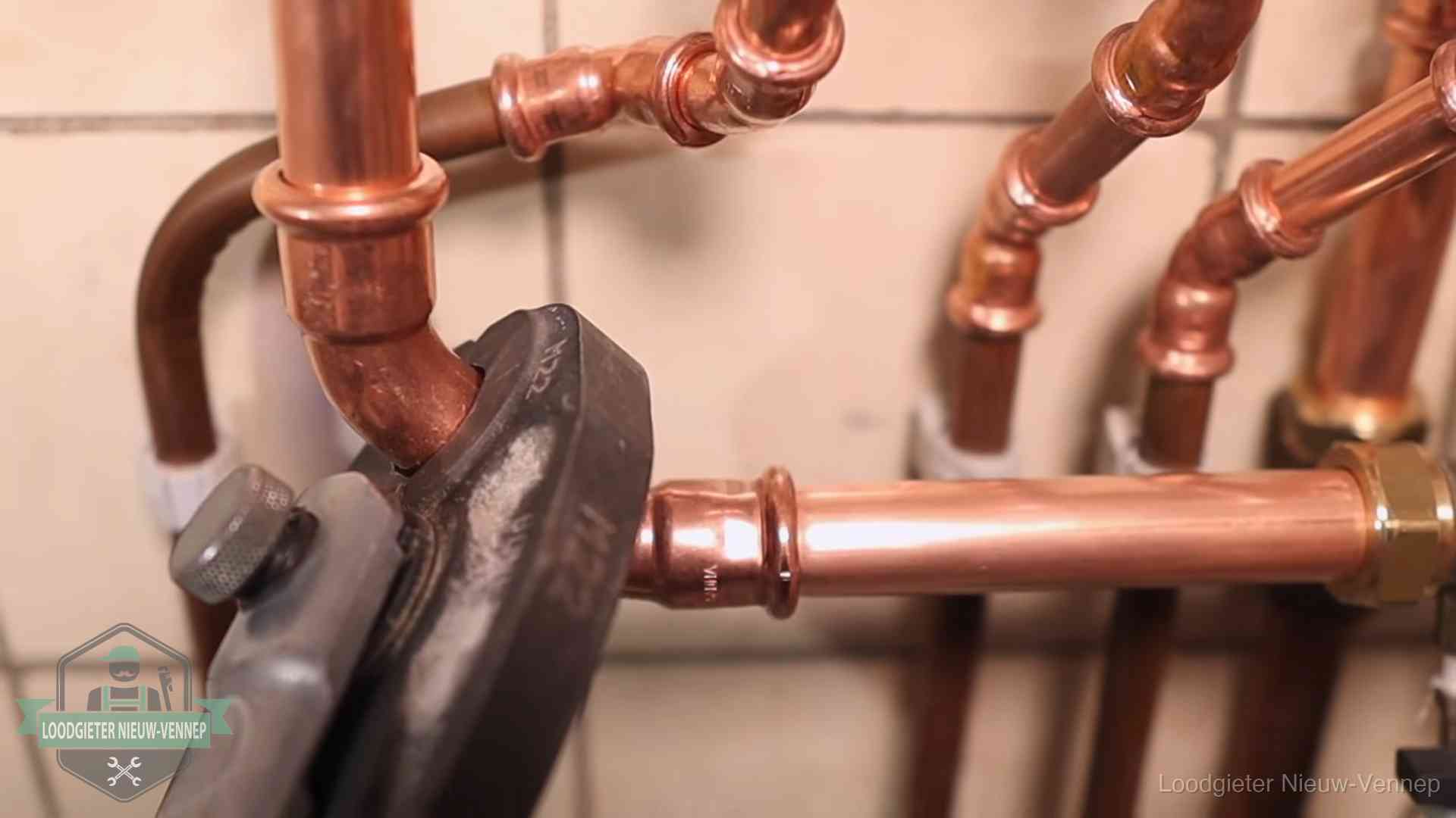 Werkwijze van ons loodgietersbedrijf in Nieuw-Vennep Persmachine perst een koperen fitting op nieuw leidingwerk in Nieuw-Vennep
