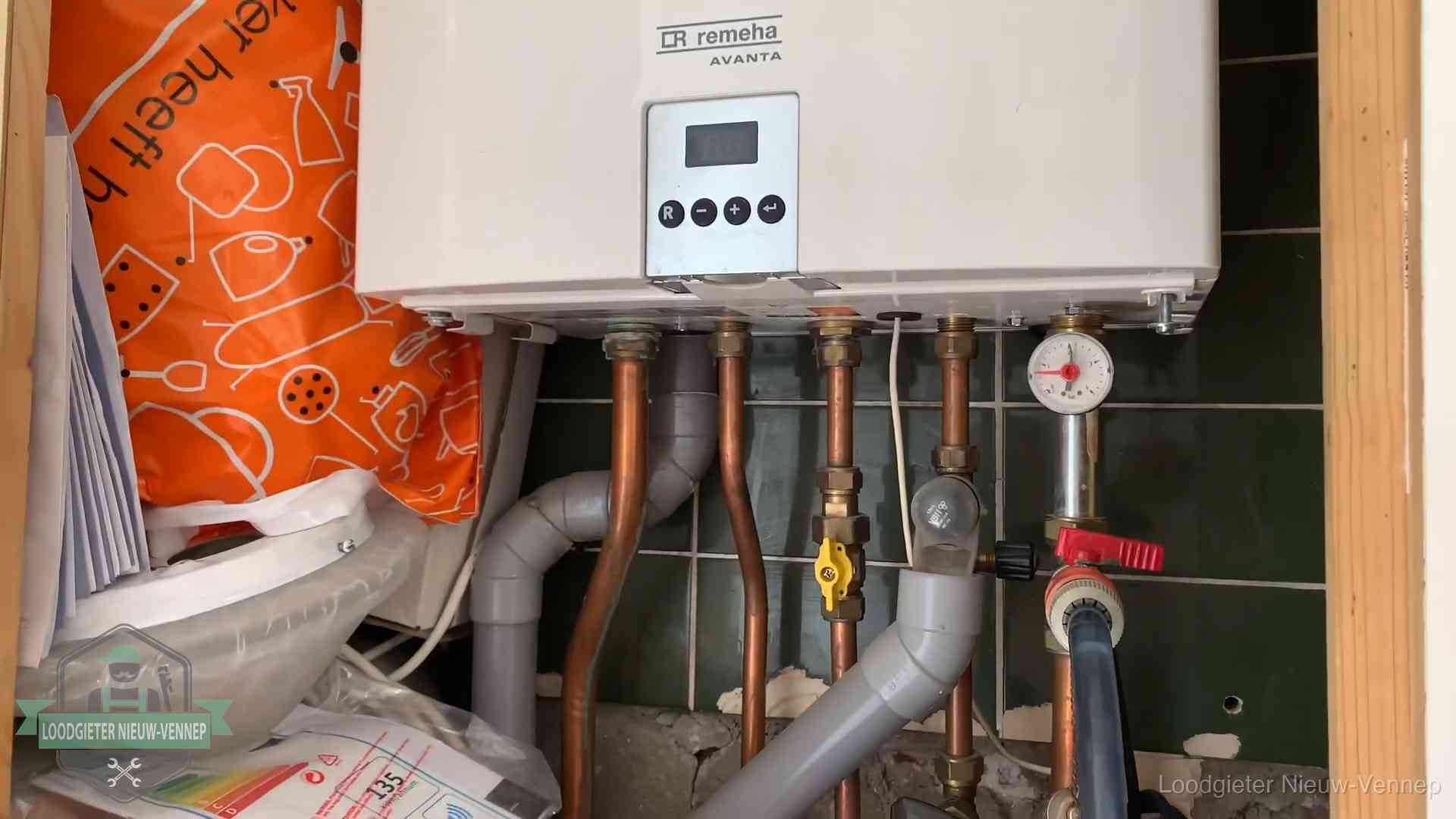 Oudere Remeha cv-ketel in een ketelkast in een woning in Nieuw-Vennep