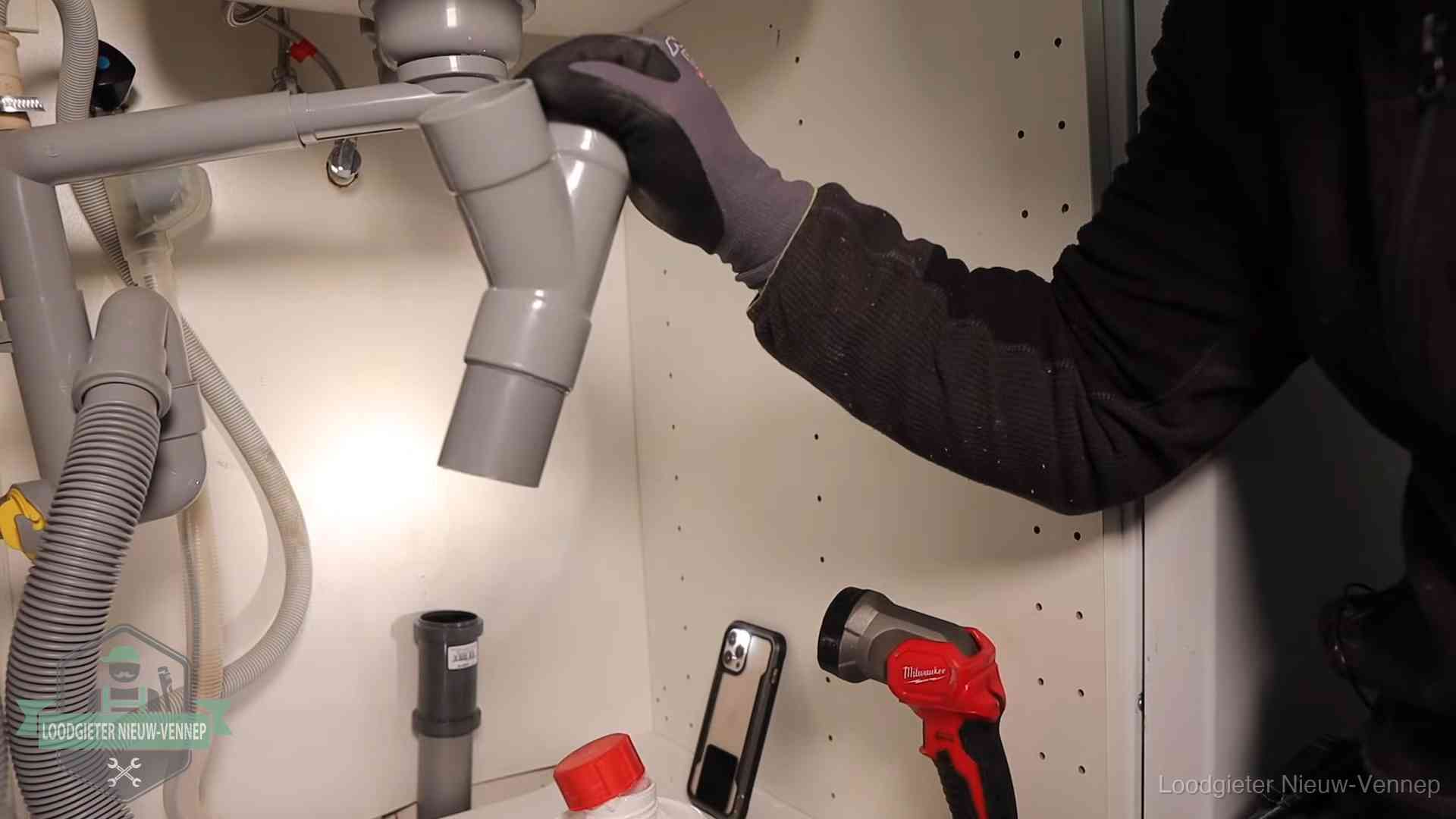 Rioollucht in huis verhelpen in Nieuw-Vennep Loodgieter demonteert het sifon- en afvoerwerk onder een gootsteen in Nieuw-Vennep bij stankklachten