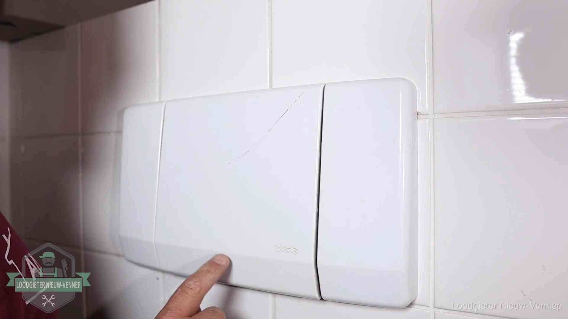 Bedieningspaneel van een inbouwreservoir van een hangend toilet in Nieuw-Vennep