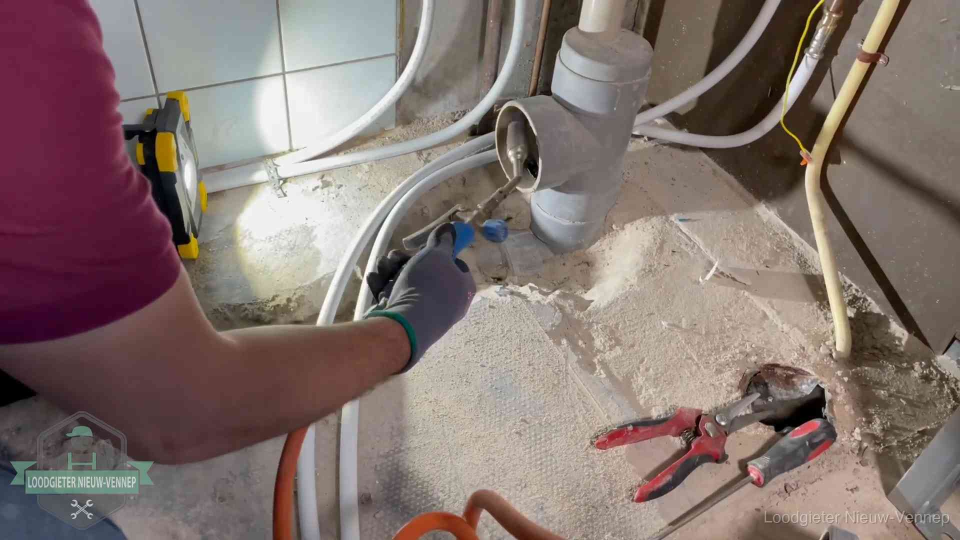Standleiding en gedeelde leidingen in Nieuw-Vennep Loodgieter werkt aan leidingen bij een pvc-standleiding in een appartement in Nieuw-Vennep
