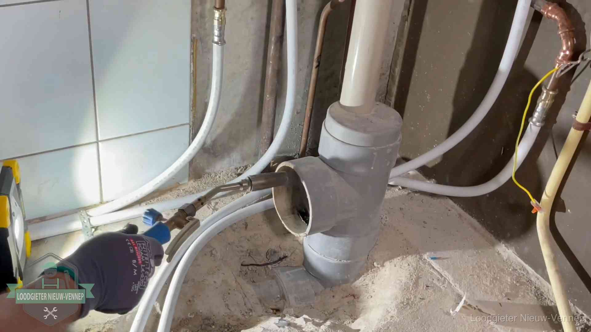 Verstopping in een huurwoning in Nieuw-Vennep Loodgieter werkt aan leidingen bij de pvc-standleiding van een huurwoning in Nieuw-Vennep