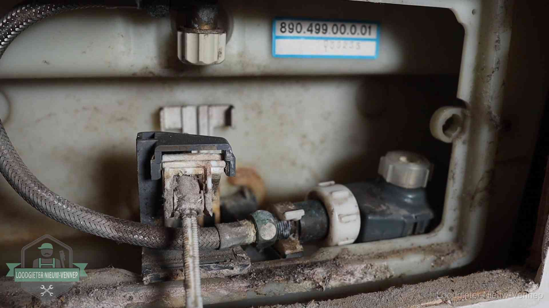 Verkalkt binnenwerk van een stortbak met vlotterkraan in Nieuw-Vennep