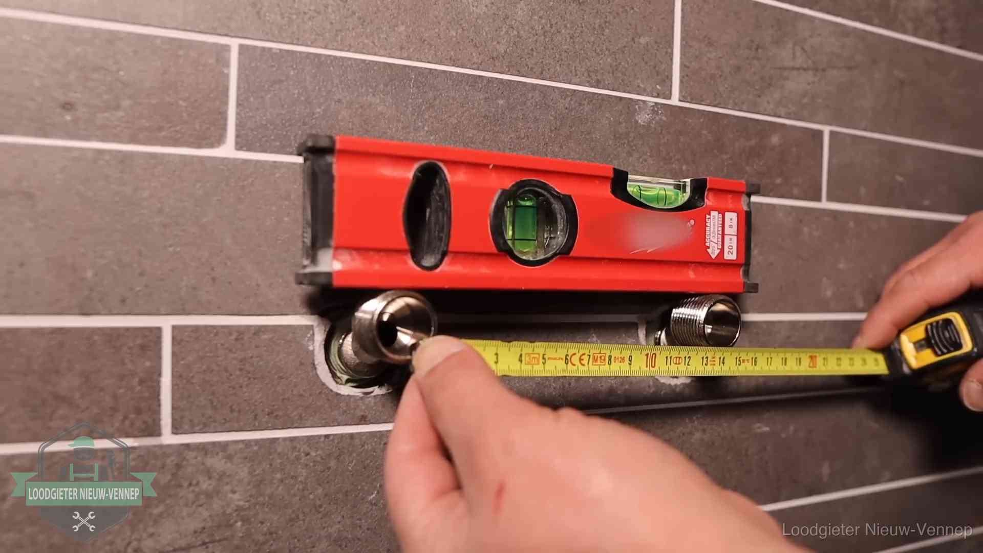Kwaliteit en je vangnet als klant in Nieuw-Vennep Waterpas en duimstok bij kraan-aansluitpunten in een badkamer in Nieuw-Vennep