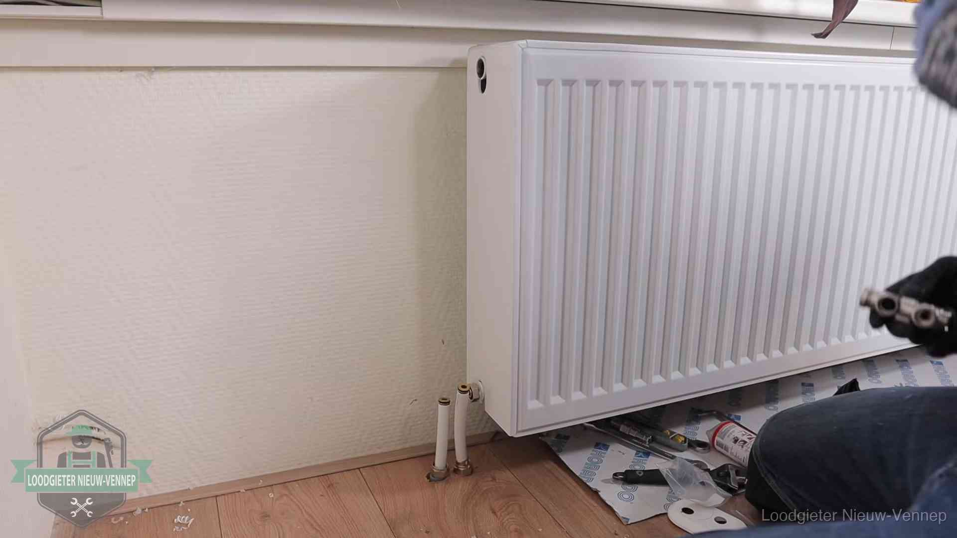 Nieuw gemonteerde radiator in een woonkamer in Nieuw-Vennep