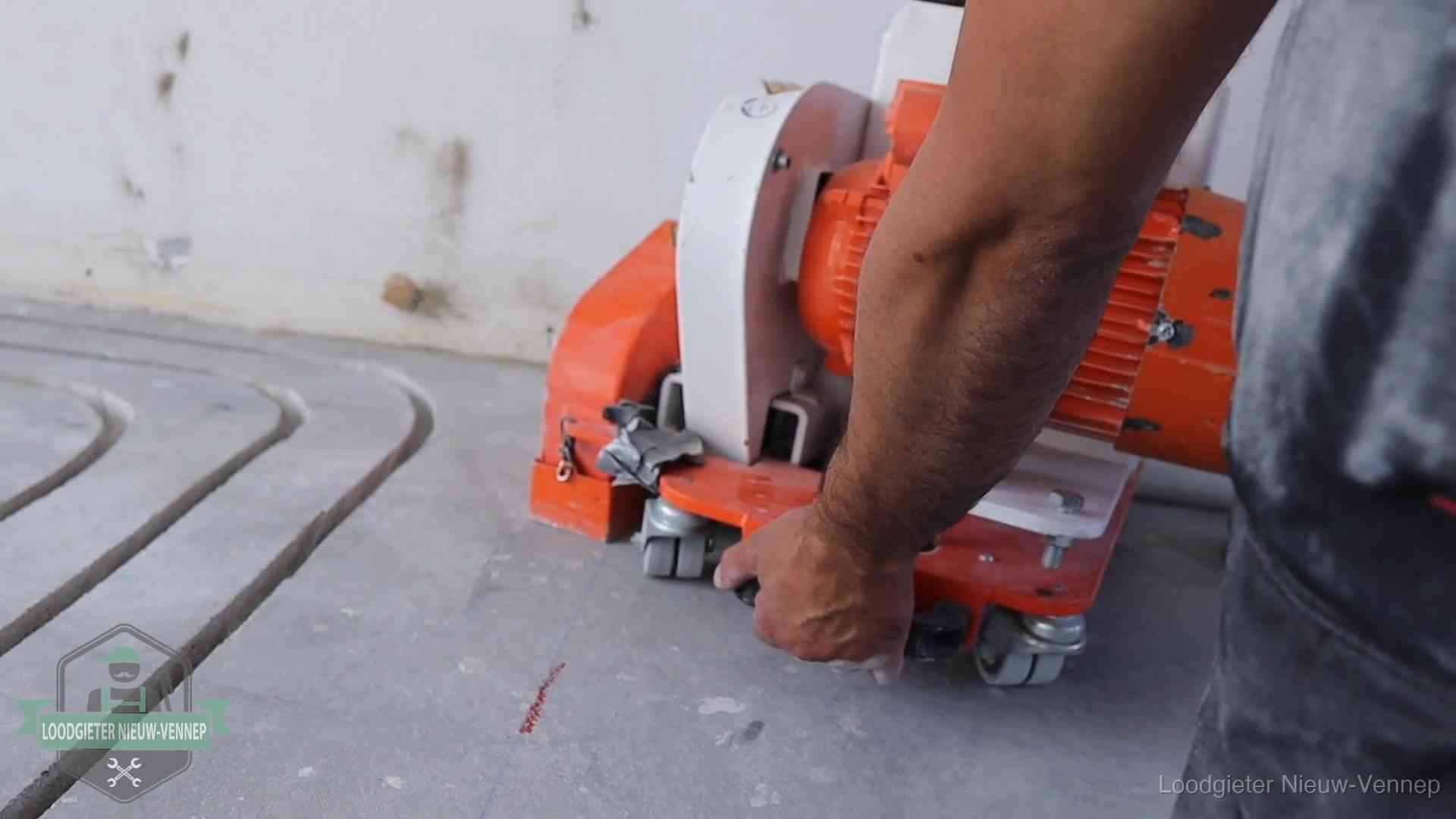 Sleuvenpatroon voor vloerverwarming in de dekvloer van een woning in Nieuw-Vennep