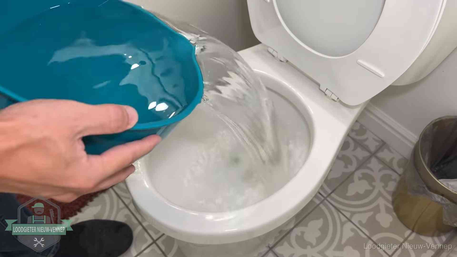 Warm water wordt voorzichtig in de wc-pot gegoten in Nieuw-Vennep
