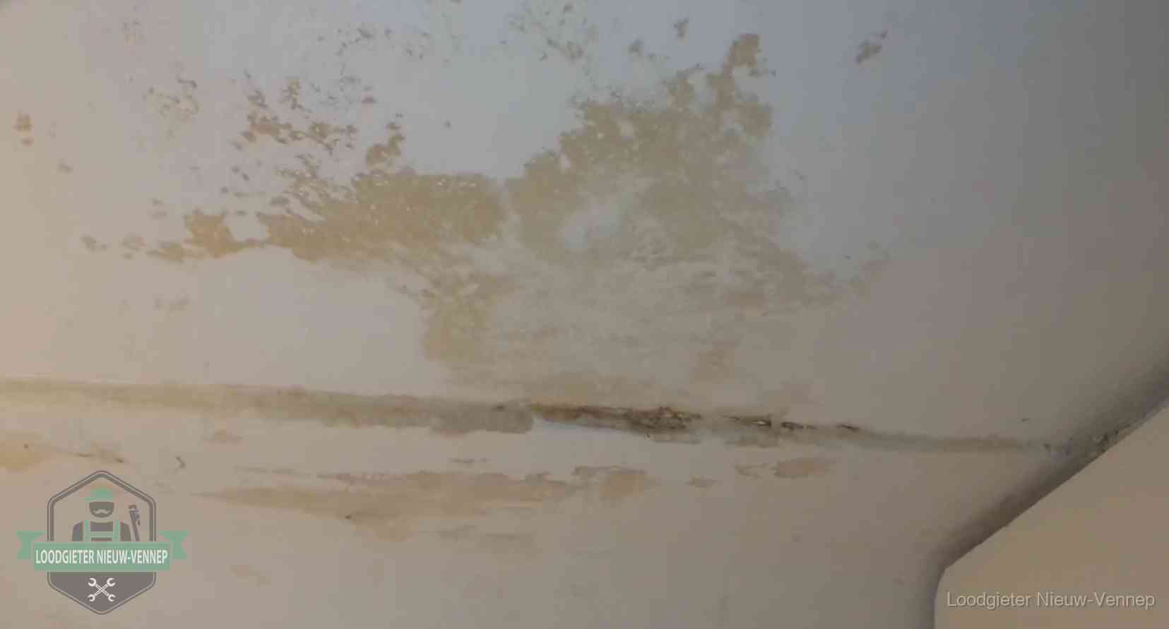 Verzekering bij rioolschade in Nieuw-Vennep Watervlekken op een plafond in Nieuw-Vennep, schade die je bij de verzekering meldt