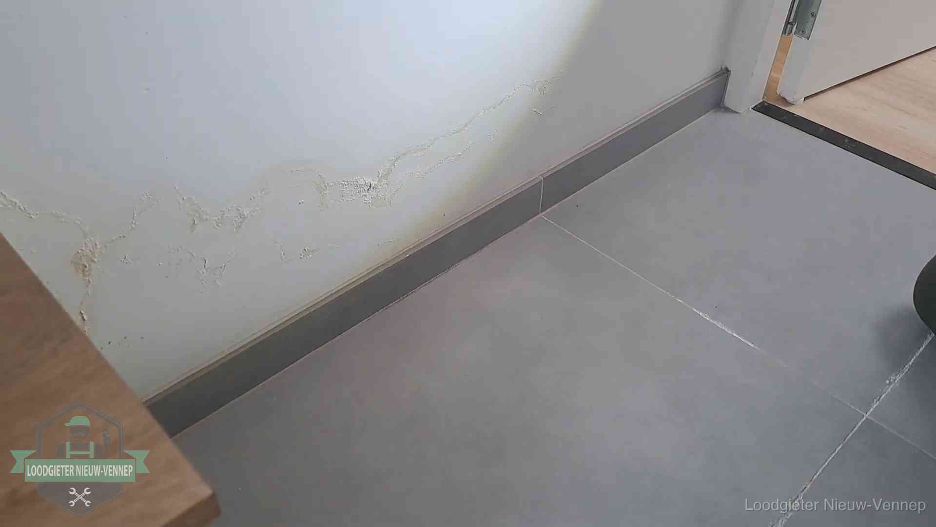 Waterschade met kalkuitbloeiing op een binnenwand in Nieuw-Vennep, vastgelegd voor de verzekering