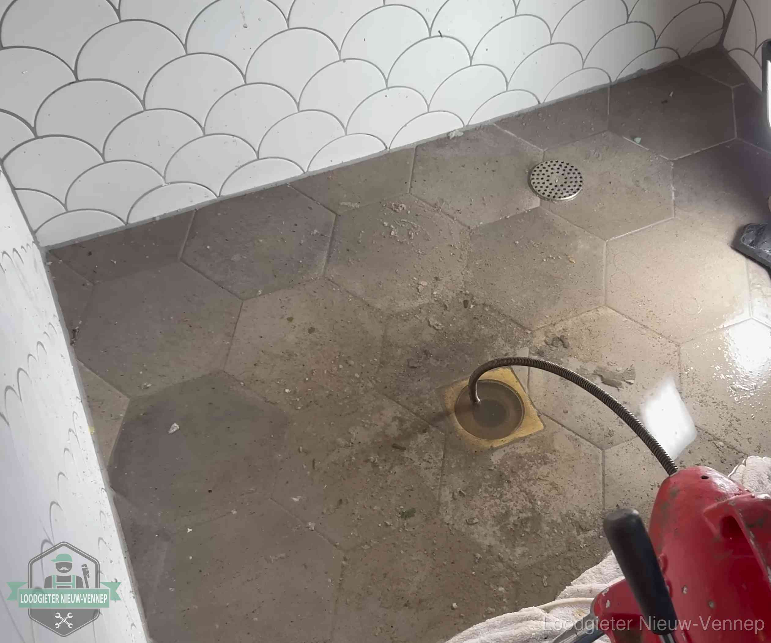 Vloerput met waterslot in een badkamer in Nieuw-Vennep, een bron van stank als het waterslot droogstaat