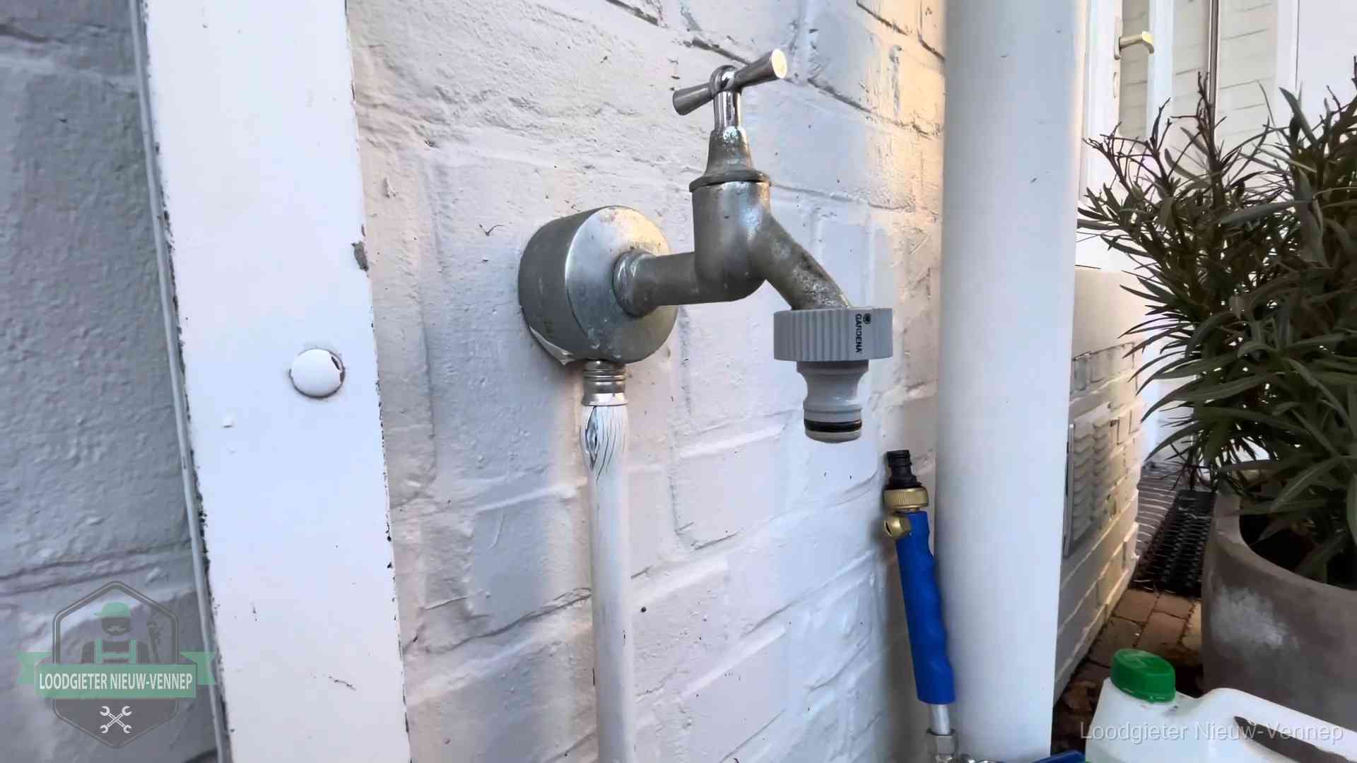 Buitenkraan met slangaansluiting bij een woning in Nieuw-Vennep, sluipverbruik zie je terug op de waterrekening