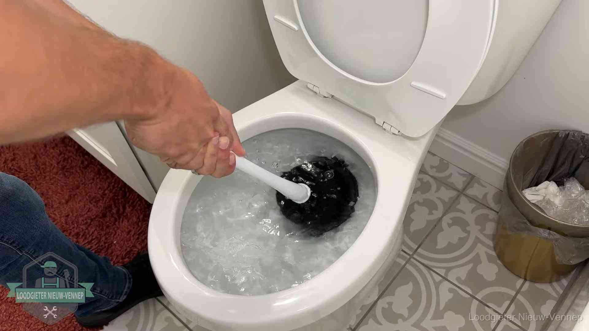 Zelf de wc ontstoppen met een plopper in Nieuw-Vennep, het water kolkt in de pot