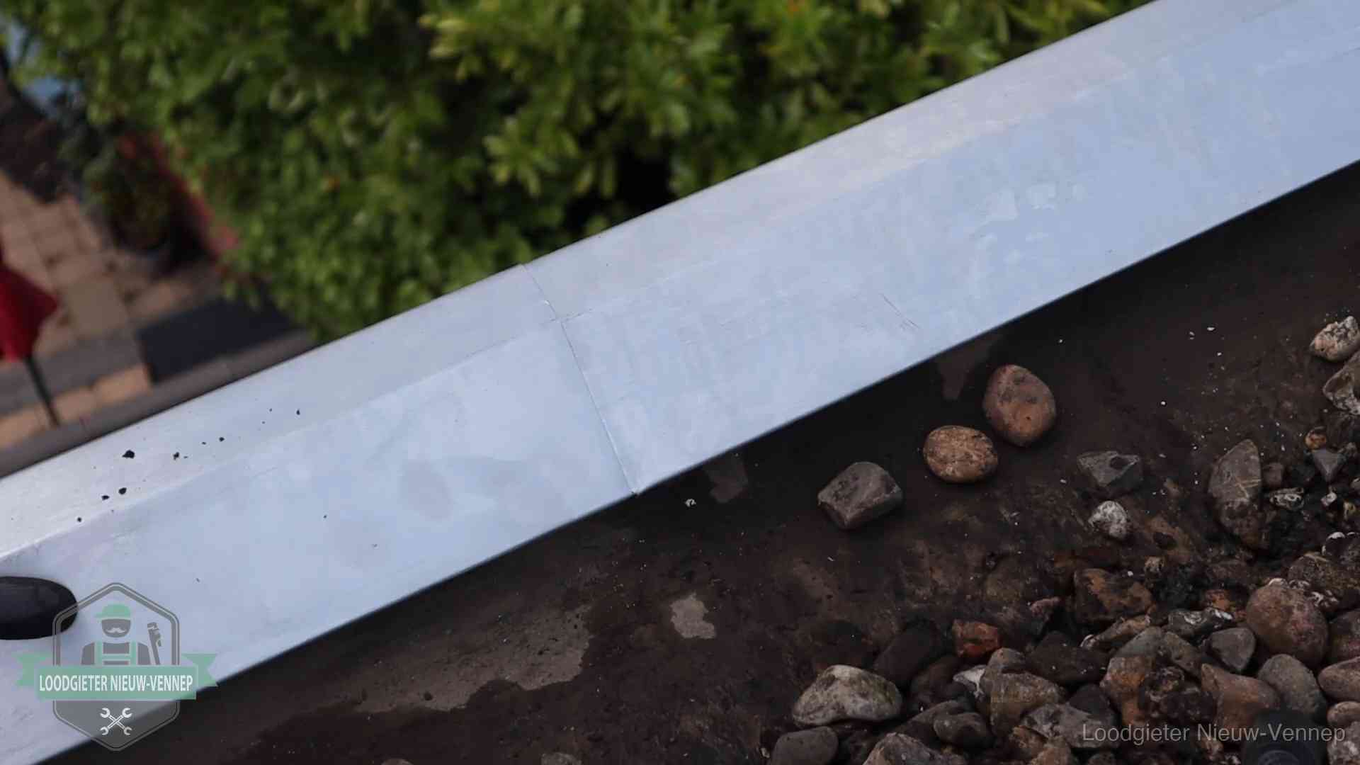 Strak gesoldeerd naaddetail in een zinken daktrim op een dak in Nieuw-Vennep